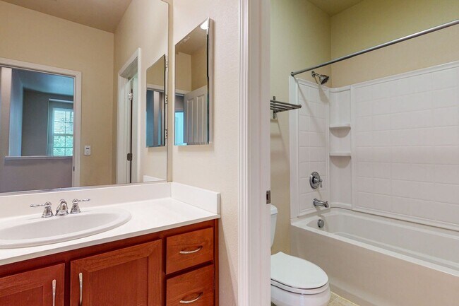 Building Photo - Town House Near Downtown Pleasanton  3 Bed...