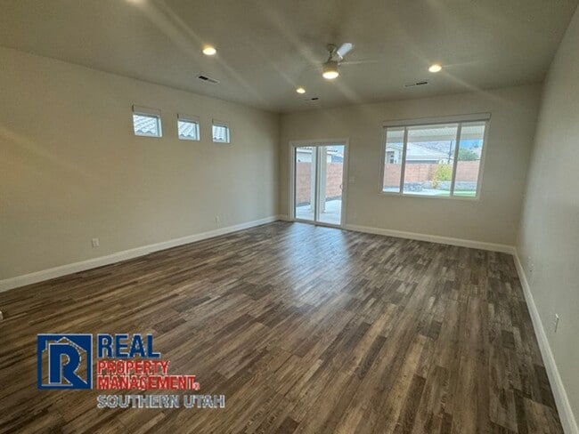 Building Photo - Home with great yard in Hurricane