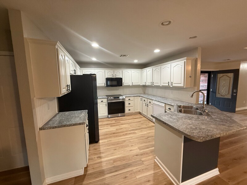 Building Photo - 404 E 9th St