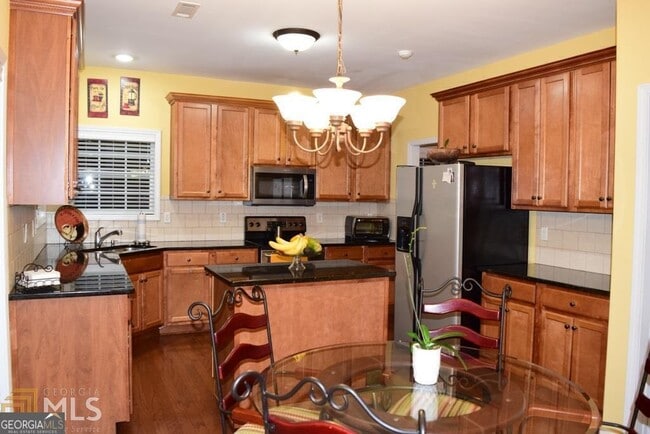 Building Photo - 45 Greenview Dr