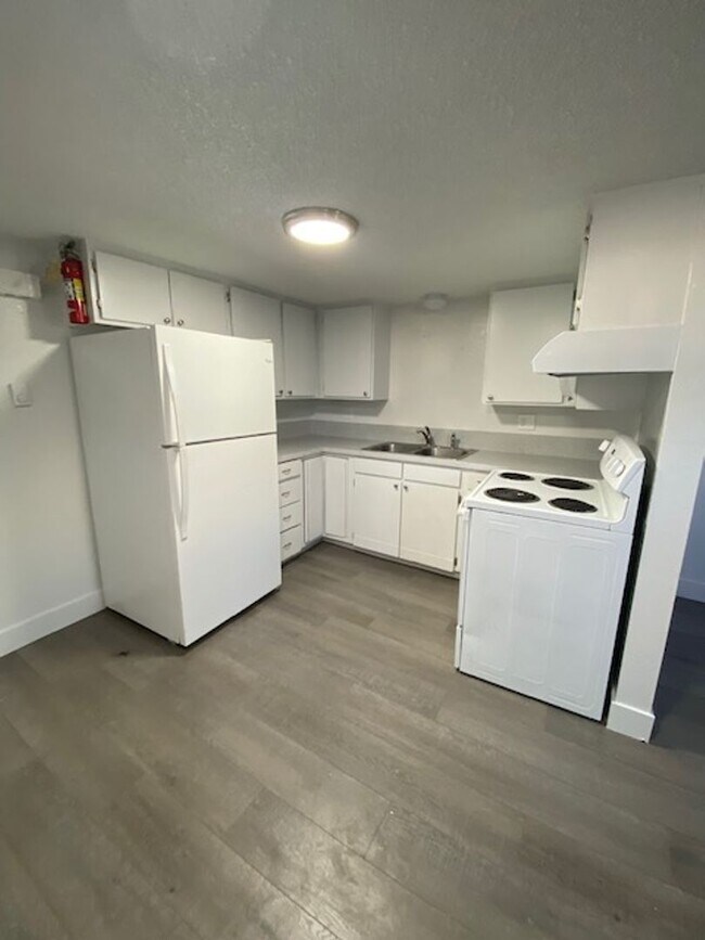 Building Photo - Renting made easy!