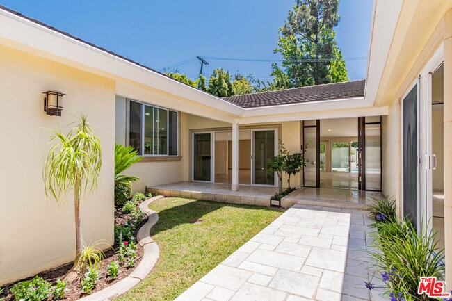 Building Photo - 480 N Robinwood Dr