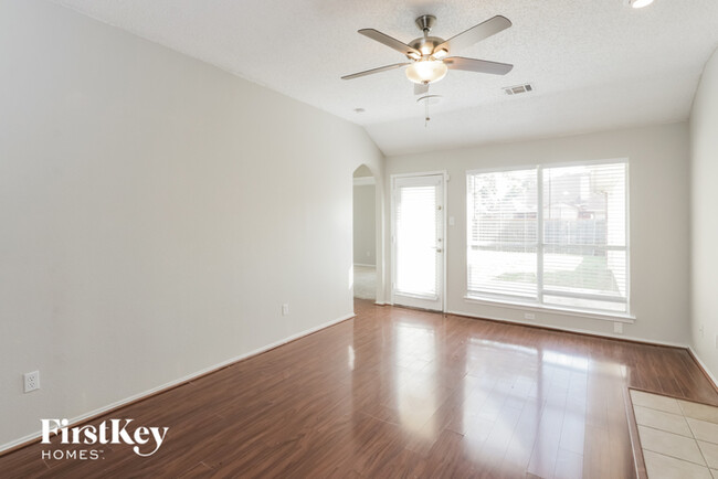 Building Photo - 2500 Crystal Falls Dr