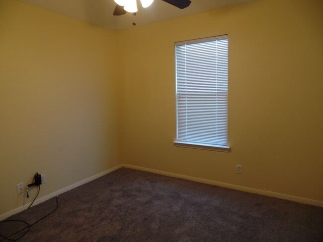 Building Photo - Carriage Point Beauty!