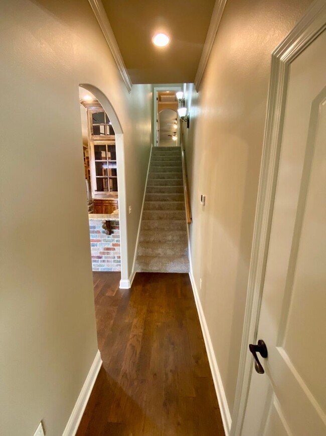 Building Photo - ** AVAILABLE JUNE 1ST ** STUNNING 4/3.5 IN...