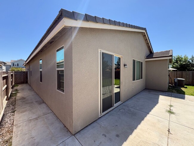 Building Photo - Comfortable NW Visalia Home Rent Ready!