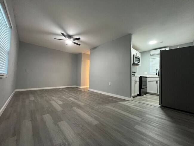 Building Photo - 351 Ave N NE