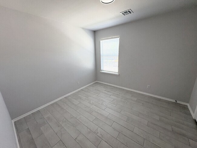 Building Photo - 9306 N 114th E Ave