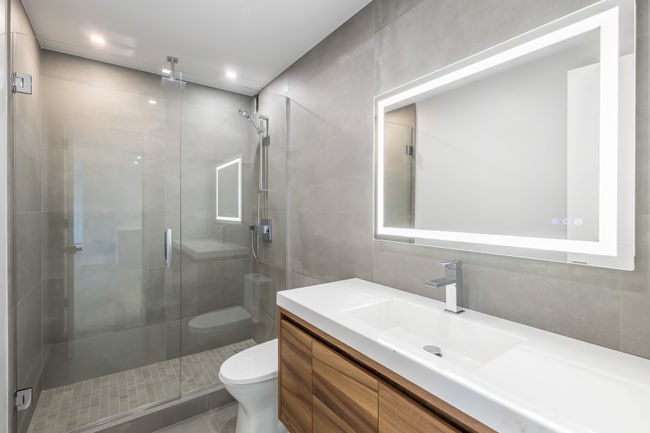 Building Photo - 336 W Wellington Ave