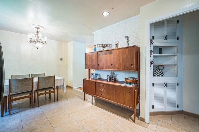 Building Photo - Charming 4 Bedroom Brick Home - Ideal Loca...
