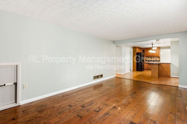 Building Photo - 66 Haddam Pl E