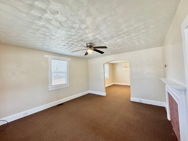 Building Photo - Adorable South Hill Charmer Waiting for YOU!