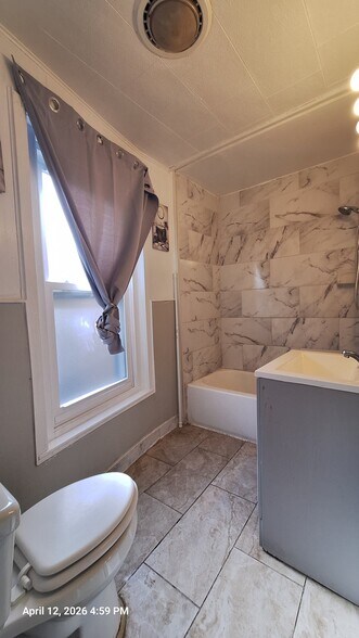 Building Photo - 925 1/2 Liberty St