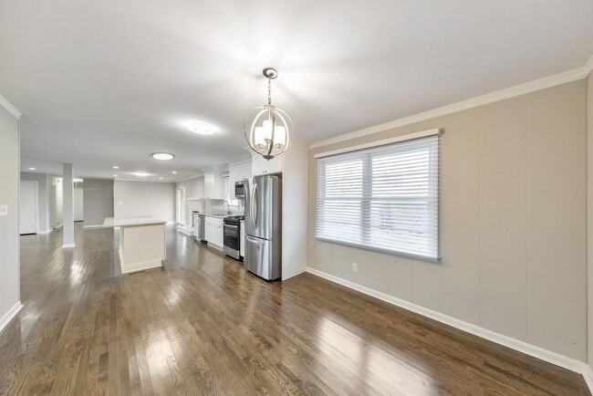 Building Photo - 909 Rosedale Dr