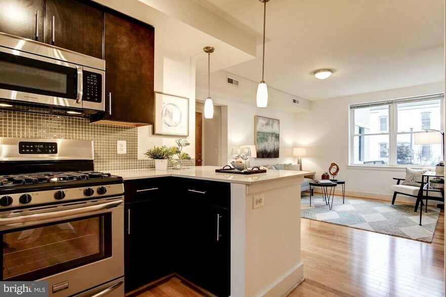 Building Photo - 809 Otis Pl NW