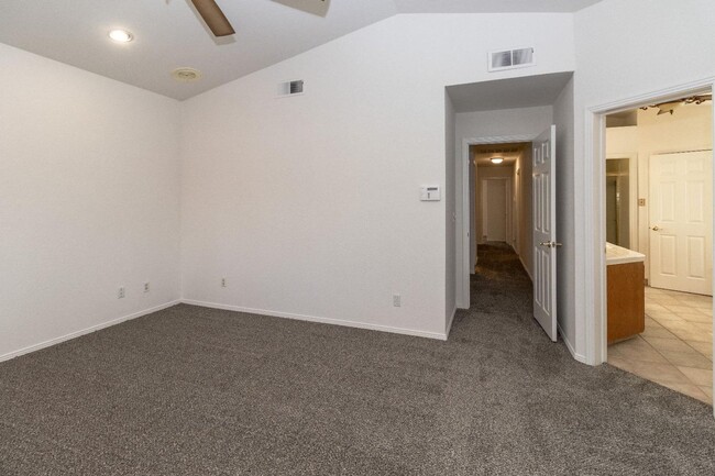 Building Photo - Beautifully Updated 4/2.5 near Woodward Park