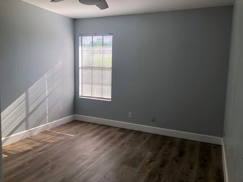 Building Photo - 351 Lone Hill Dr