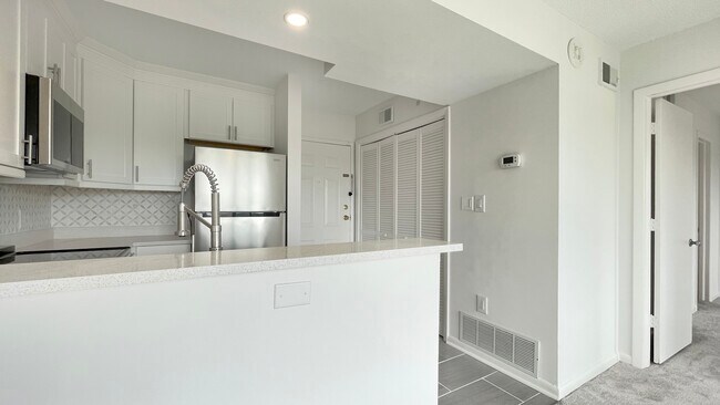 Building Photo - 1600 Park Cir