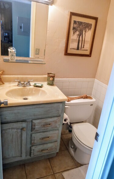 Building Photo - 1516 S Lakeside Dr