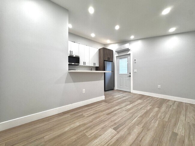 Building Photo - 1 Bedroom 1 Bathroom Efficiency