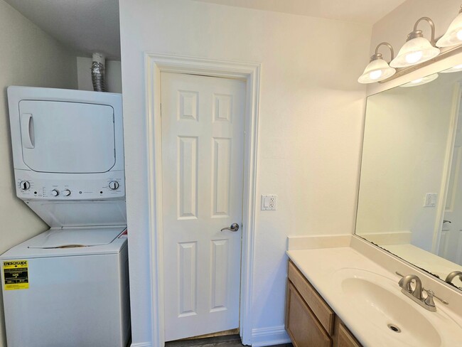 Building Photo - Recently Upgraded 1 bedroom, 1 bathroom Co...