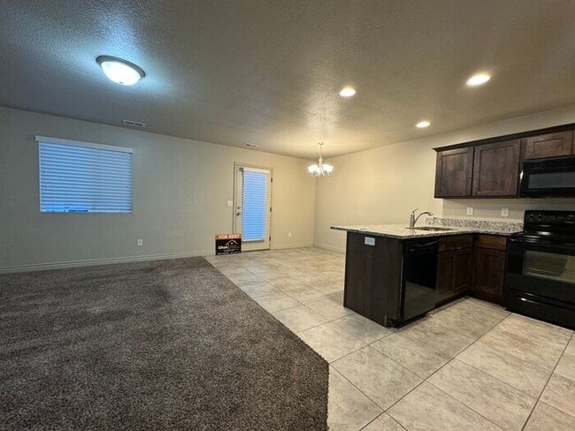 Building Photo - 3 bdrm 2 1/2 bth townhouse 1 Car Garage