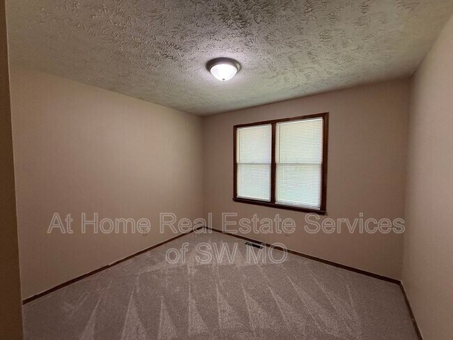 Building Photo - 103 S Cottonwood Ave