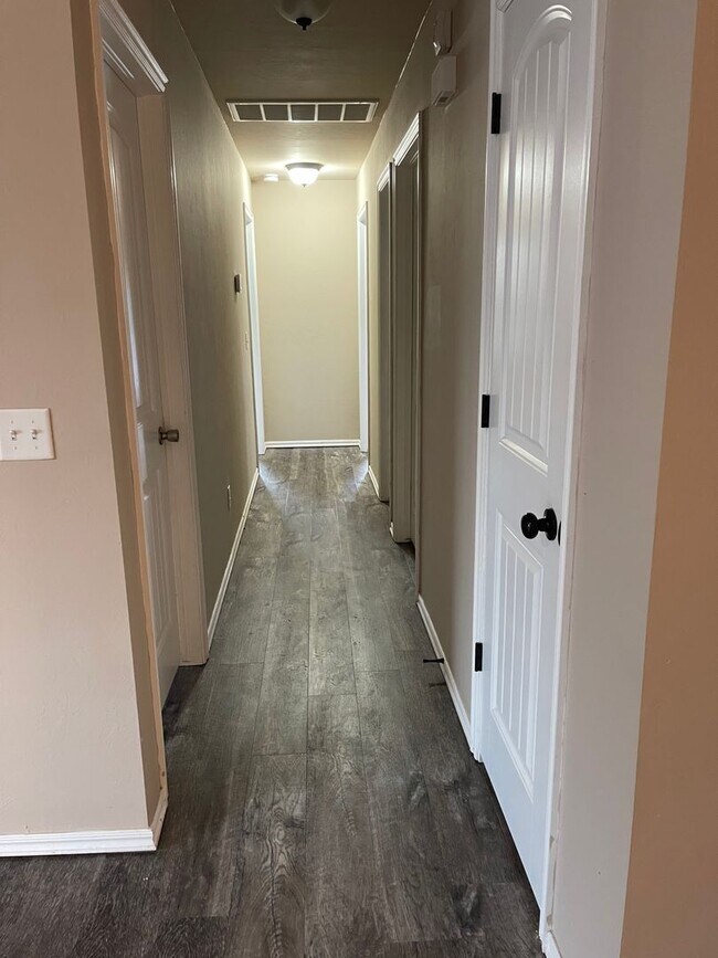 Building Photo - Three Bedroom Home Available for Lease in ...