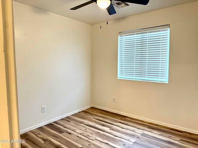 Building Photo - 2432 W Tamarisk Ave