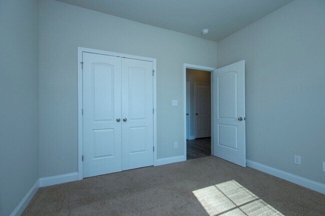 Building Photo - Move in special