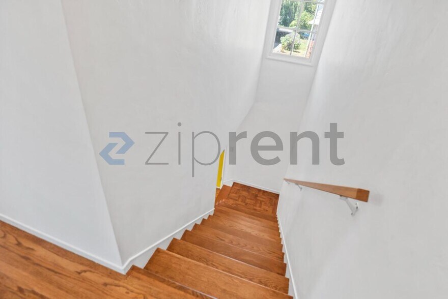 Building Photo - Unit 905
