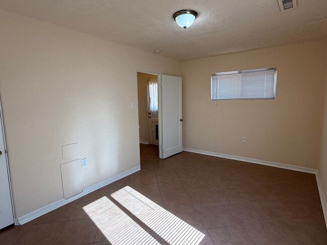 Building Photo - 4 Bedroom, nice area, 2 Car Garage