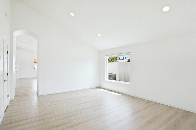 Building Photo - 5958 E Kelton Ln