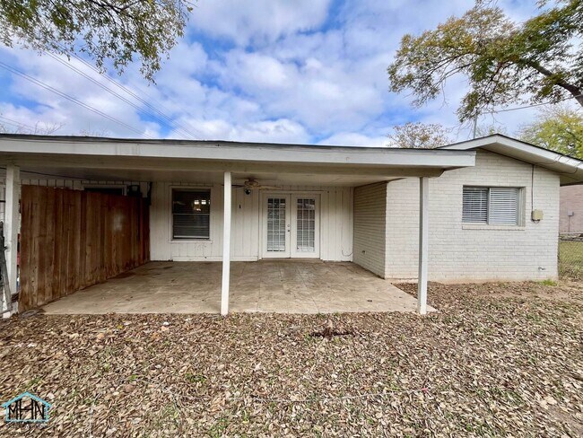 Building Photo - Bright and Airy Duplex in Harmony Hills, just blocks away from West Ave, Blanco Rd and NW Military!
