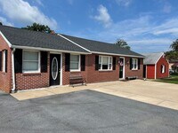 Building Photo - 3 Bed 1 Bath in Shippensburg, PA!
