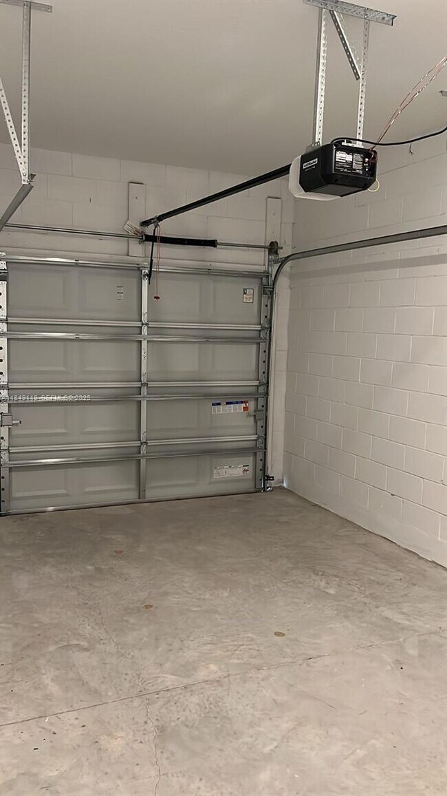 Building Photo - 2549 Penguin Blvd