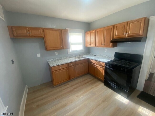 Building Photo - 133 Willowdale Ave