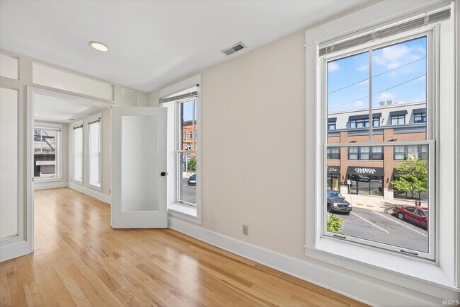 Building Photo - 114 E 6 St
