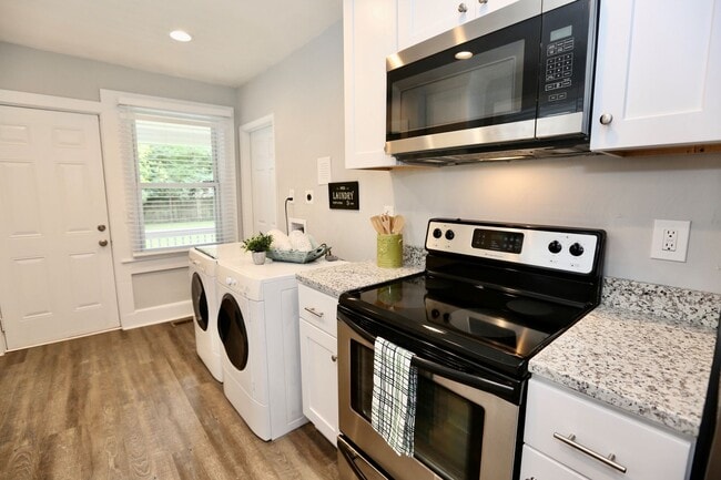 Building Photo - Updated & Ready 09-19-25! Pet Friendly - F...