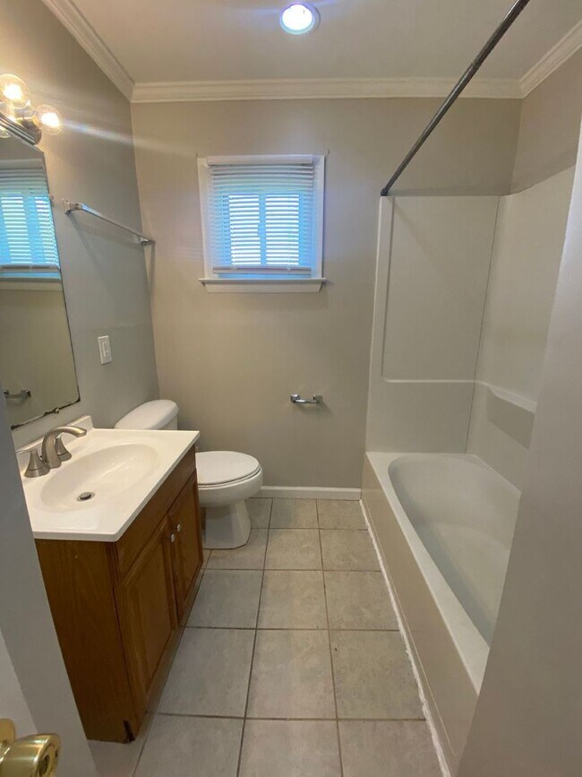 Building Photo - 3 Bed, 1.5 Bath | Charming Neighborhood | Close to Costco, Topgolf, and Shopping