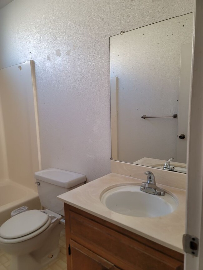 Building Photo - 1031 Fallbrook Dr