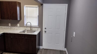 Building Photo - 617 Ixoria Ave