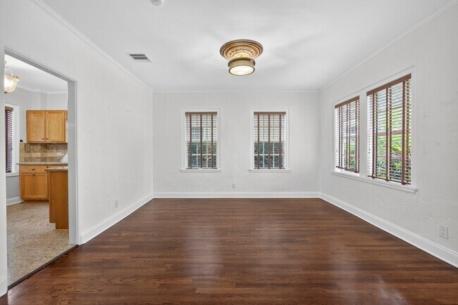 Building Photo - Historic West Palm Beach single-family home, with guest cottage!