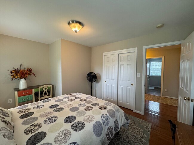 Building Photo - Stunning 4 Bed 3.5 Bath Single Family Home...