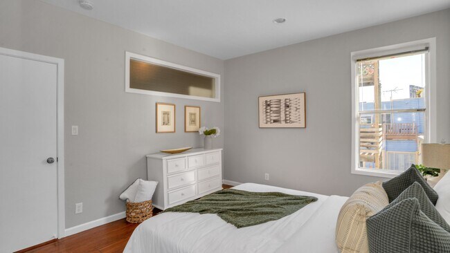 Building Photo - Two Bedroom Condo in SOMA with Yard, Parking, and W/D.