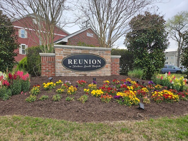 Building Photo - REUNION