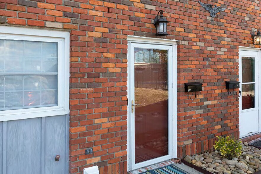 Building Photo - 3000 Golden Rd