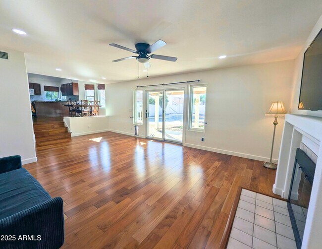 Building Photo - 242 S Sycamore Pl