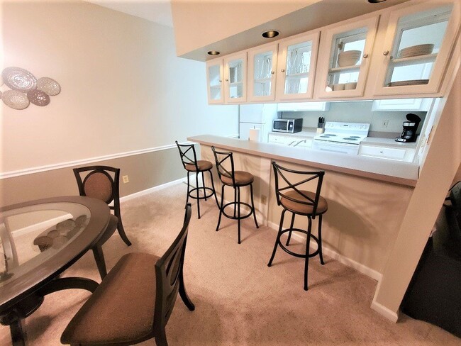 Building Photo - FULLY FURNISHED, MONTHLY LEASE 2BR condo j...