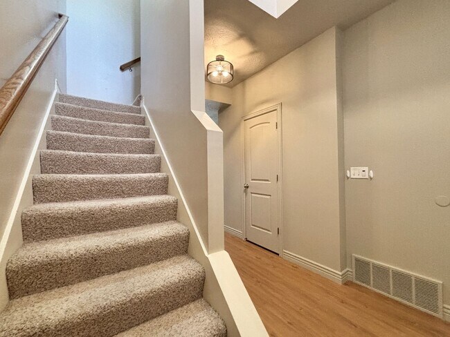 Building Photo - Lovely Townhome at Cottages on Ninth!